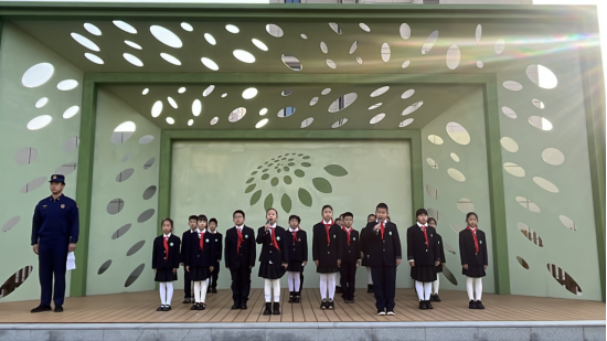 11月3日，石家庄市草场街小学同学们和消防员在国旗下进行主题演讲。李雨桐摄