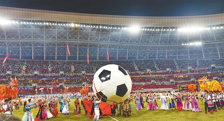 11月2日晚,2025年江西省城市足球联赛决赛在赣州市全民健身中心体育场举行,综合文体表演《为赣而战》点燃了现场观众的热情。