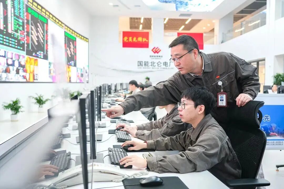 ▲北仑电厂运行人员正在优化调整9号机组运行参数。