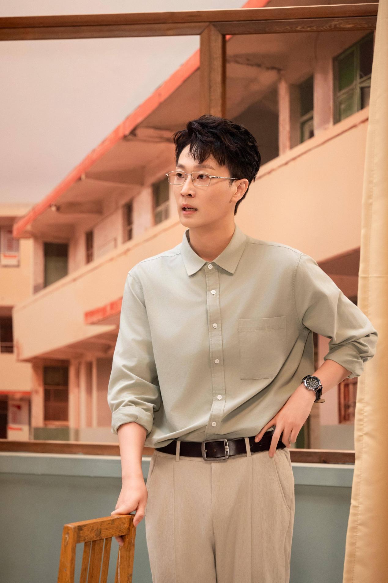 在《开学第一天》中，李明磊塑造了李老师