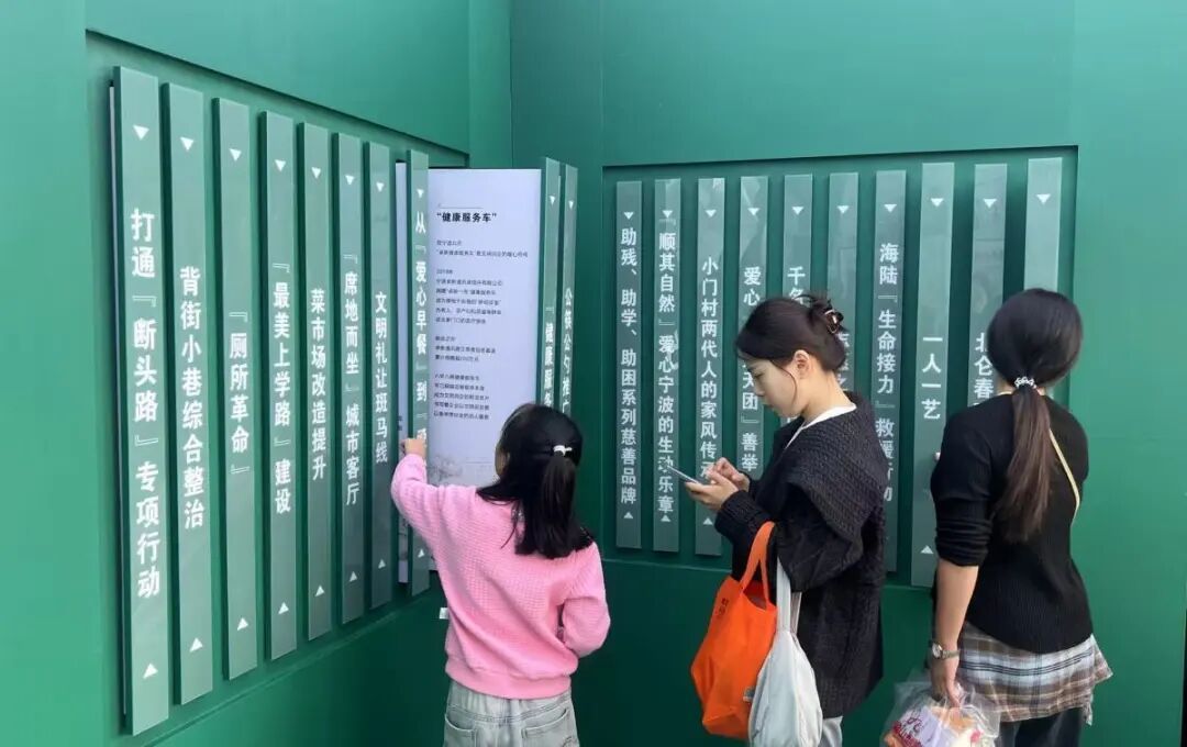 展览以抽拉式展架呈现北仑温暖民生故事。