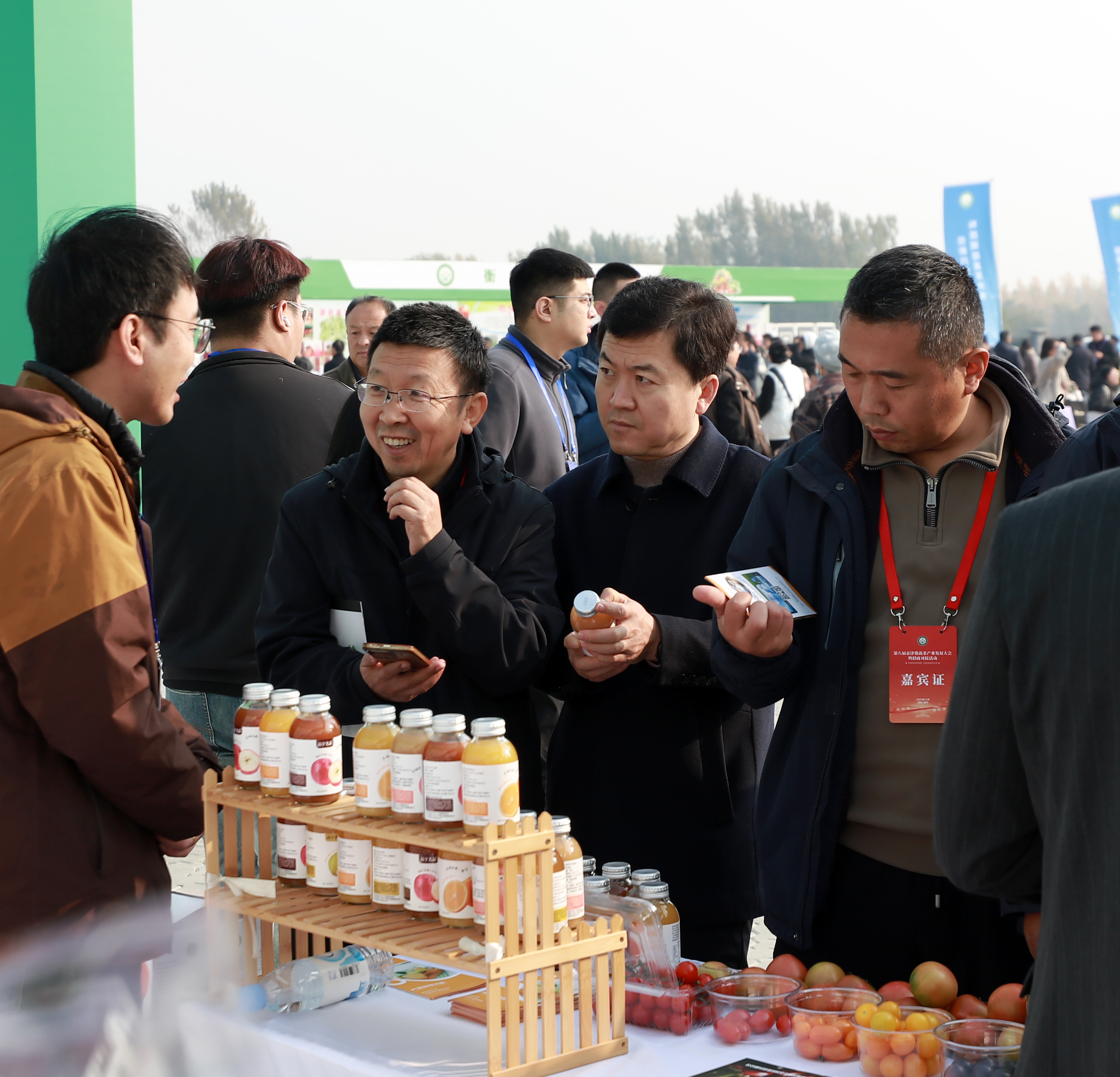 11月4日，参会客商在雄安新区参观交流。陈月振 摄