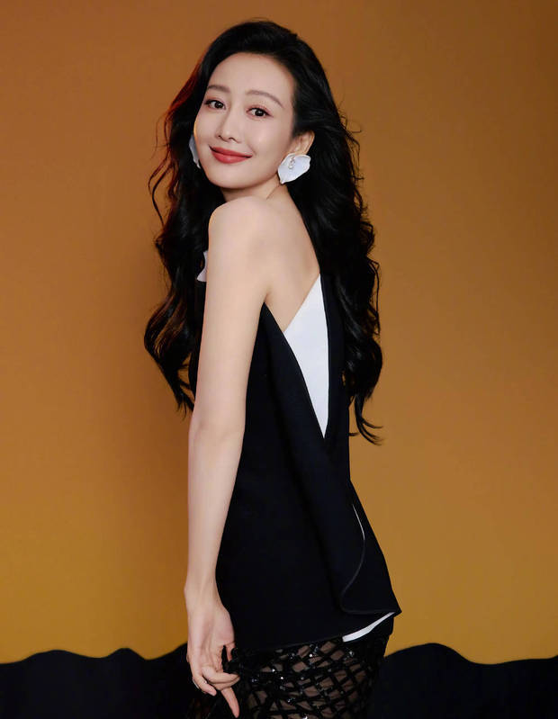 王鸥侧颜精致,状态超好。