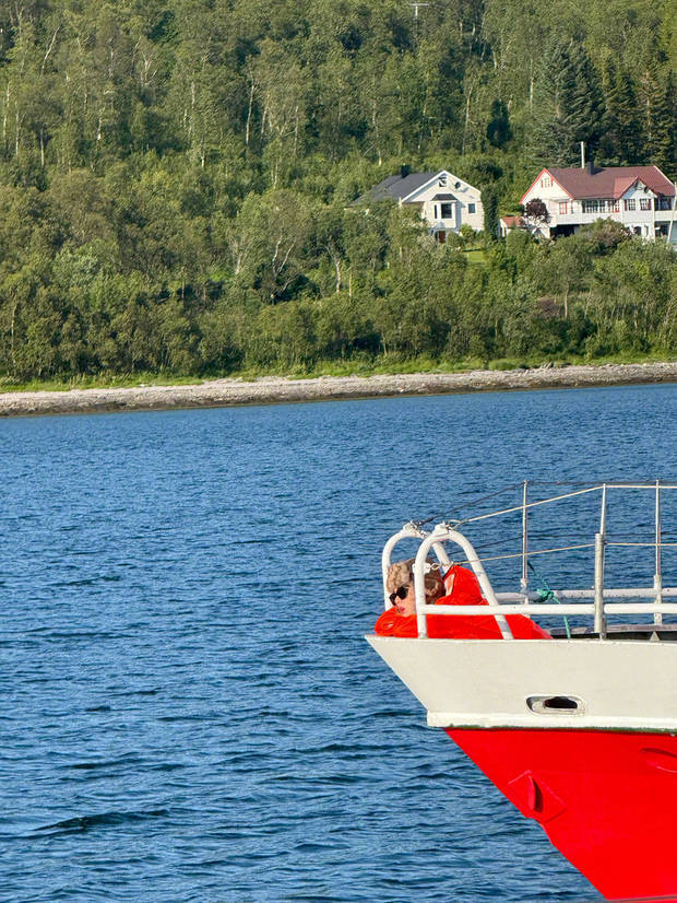 马思纯趴在船上，松弛感十足。