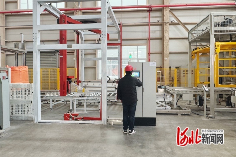 图为唐山三友集团有限公司电池级碳酸钠智能立体库内，工人正在进行试生产操作。河北日报记者郑雪靓摄