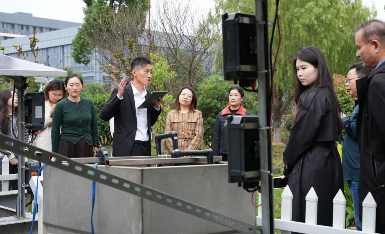 工作人员演示光伏永磁深井泵平板操作