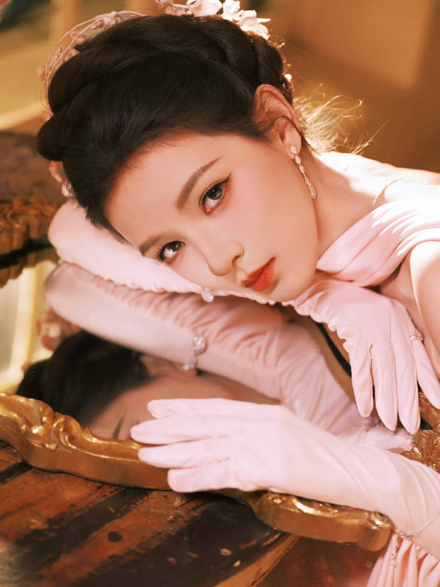 张予曦盘发精致。