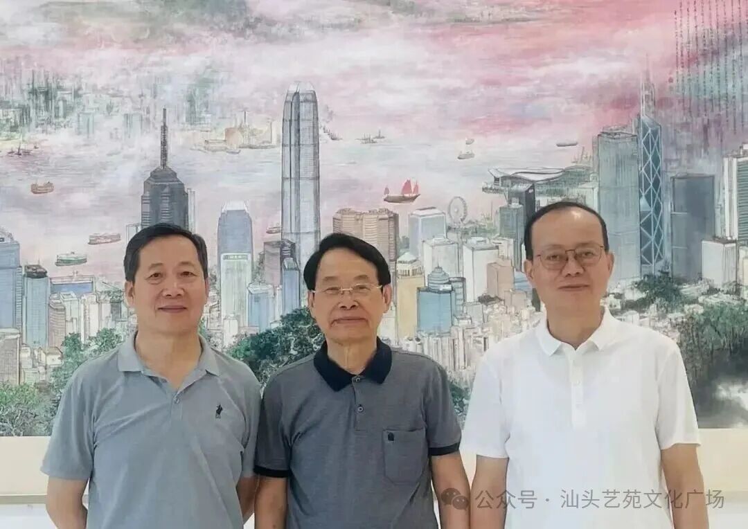 嘉宾杨健（右）、萧晖荣教授（中）、嘉宾张肖鹰在展场合影