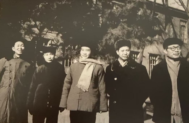 1962年，董希文与许幸之、吴作人、罗工柳、艾中信在中央美术学院校园内合影。