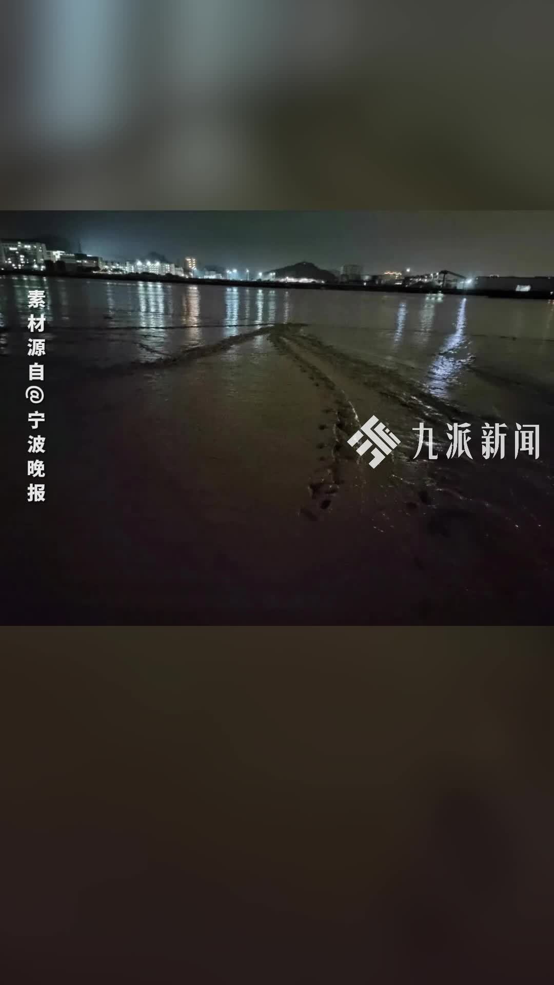 男子酒后跳入滩涂轻生，2名警员跳入滩涂摸黑救援成“泥人”