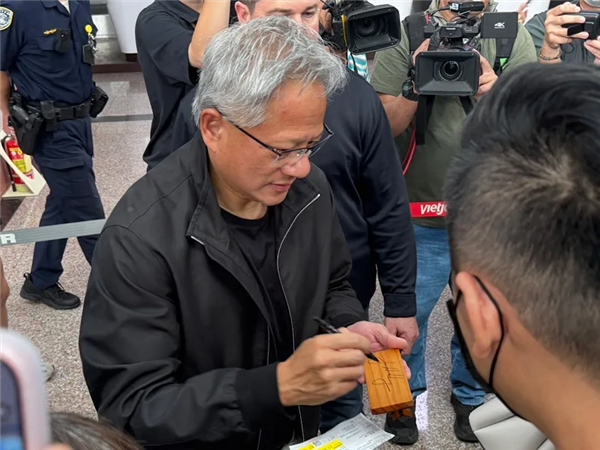 年内第四次：黄仁勋乘专机造访中国台湾！直奔台积电3nm厂区