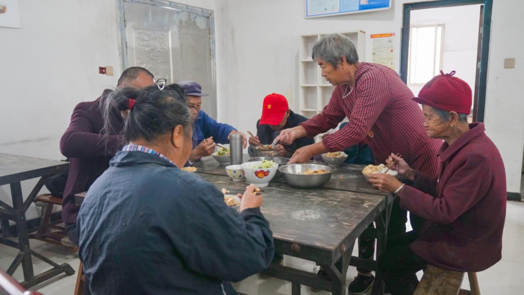 王梅香为老人添菜