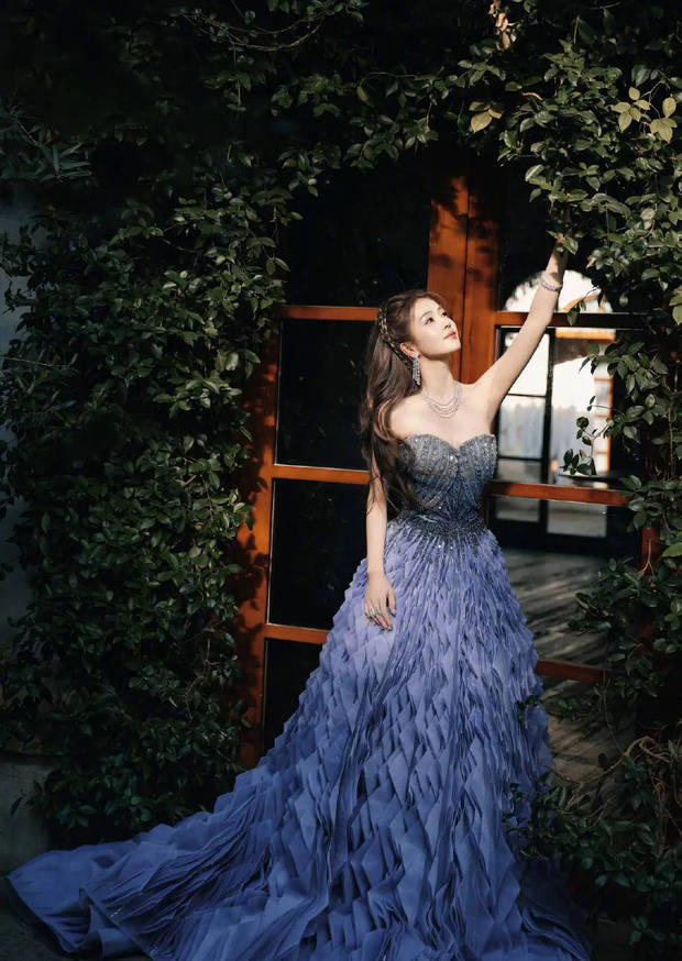 搜狐娱乐讯 11月3日，白鹿另一组美图释出，身穿抹胸礼服“公主登场”既视感。