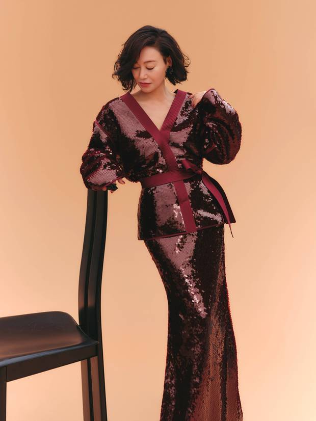 搜狐娱乐讯 近日,惠英红的一组美照释出。图中,她穿穿酒红色亮片套装,姿态优雅,气质温婉。