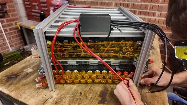 DIY大神使用500个一次性电子烟：成功为自己房屋供电！