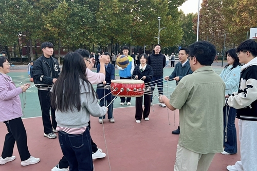 双方青年干部开展运动交流