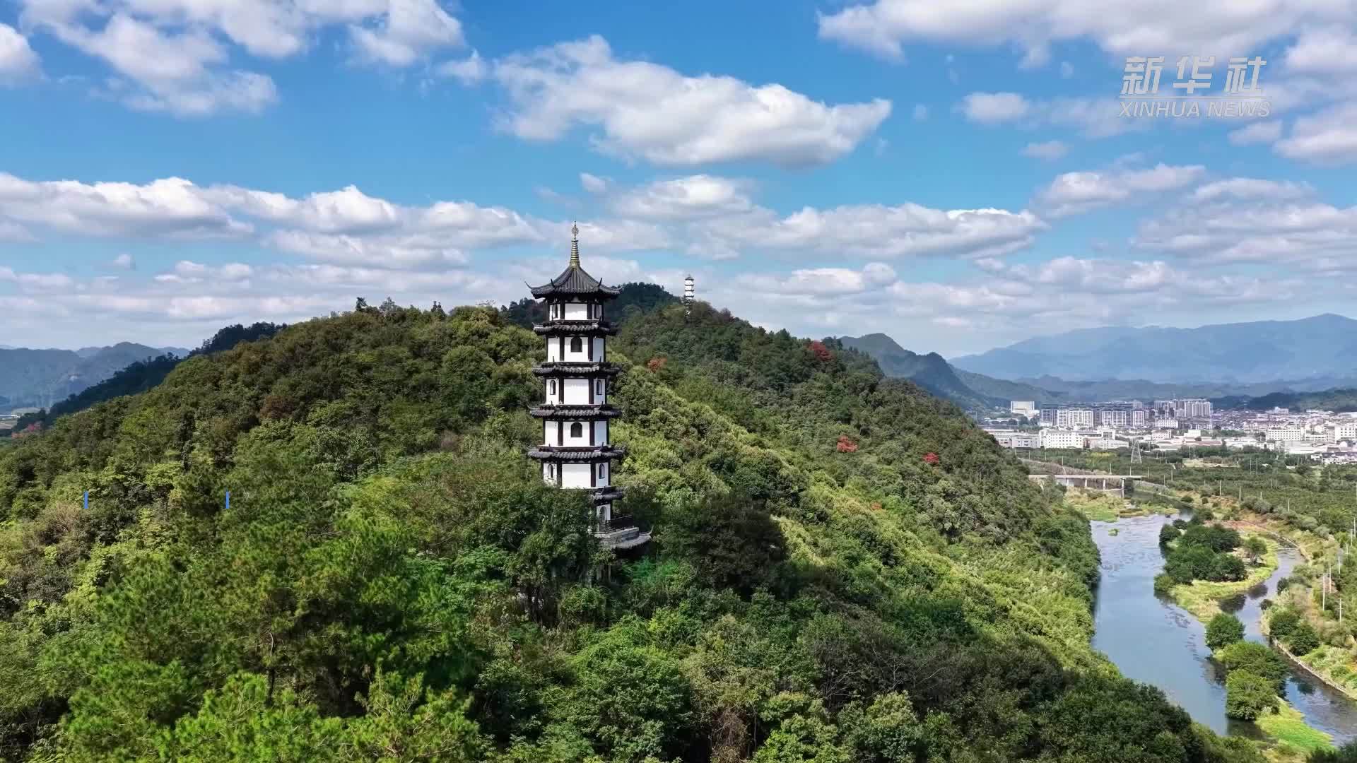 浙江临安：双塔峙山巅 秋色入画来