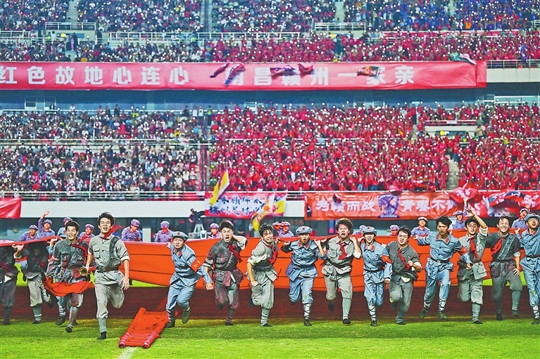 9月20日,江西省奥林匹克体育中心体育场,南昌师范学院带来歌诗画情景舞蹈《第一声枪响》,再现八一南昌起义的峥嵘岁月。