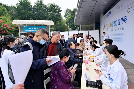 专家团队和患者讨论病情