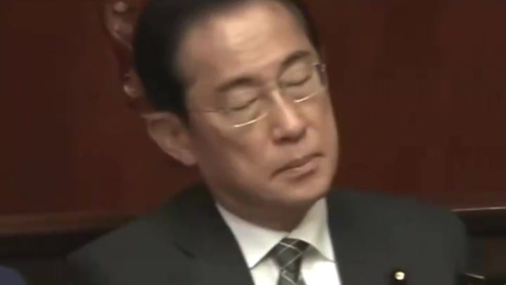 日本4位前首相被拍到在国会上打瞌睡：岸田文雄活动颈椎，石破茂闭眼低头