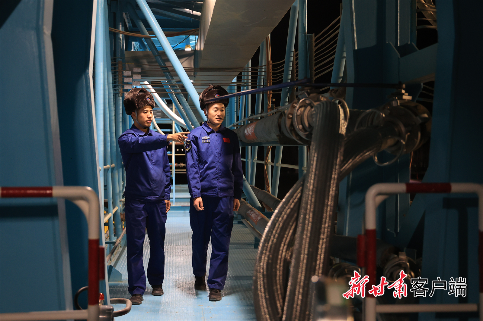 工作人员正在对塔架上的设备进行巡检　（新甘肃&middot;甘肃日报通讯员　王明艳）