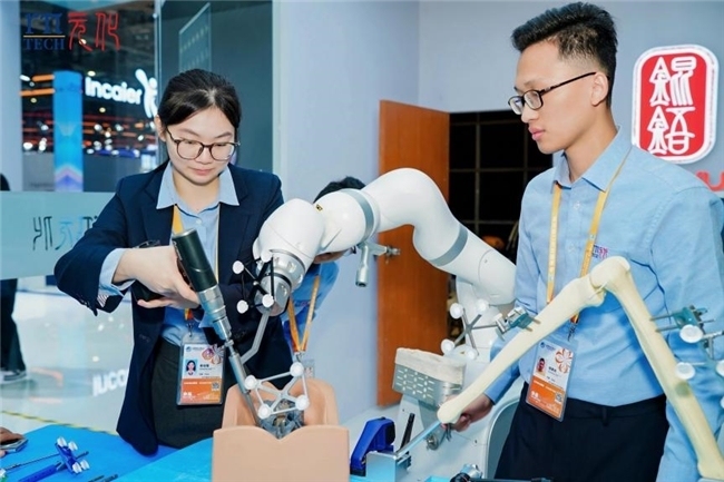 全球首创“五合一”锟铻®全骨科手术机器人亮相进博会 元化智能连续三年参展实现跨越式发展