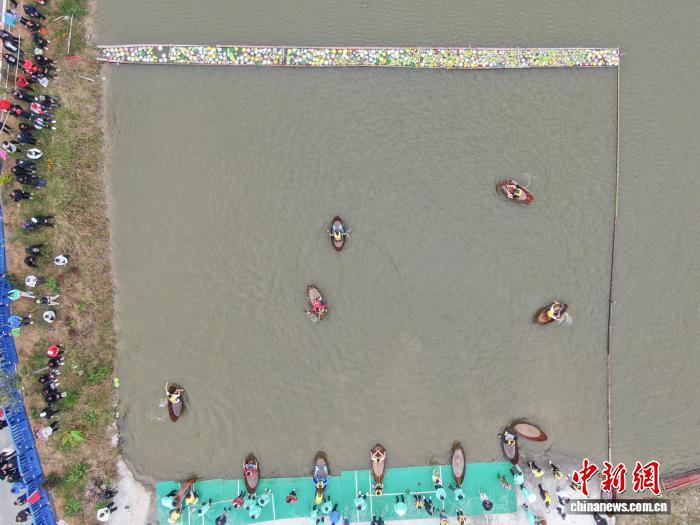 图为荷塘采莲项目中,选手划着木盆去采莲花道具。(无人机照片)中新社记者 刘力鑫 摄