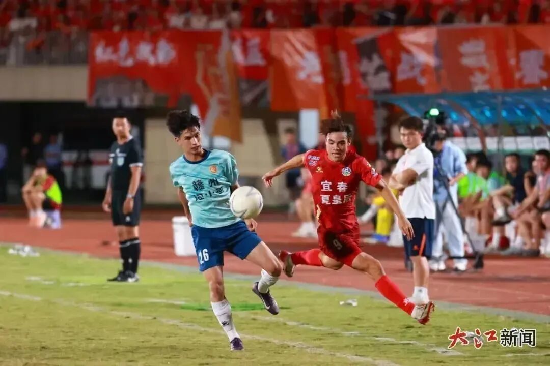 8月23日,赣超第七轮,赣州队客场战胜宜春队。双方球员争抢球权。江西日报全媒体记者吴福清 摄