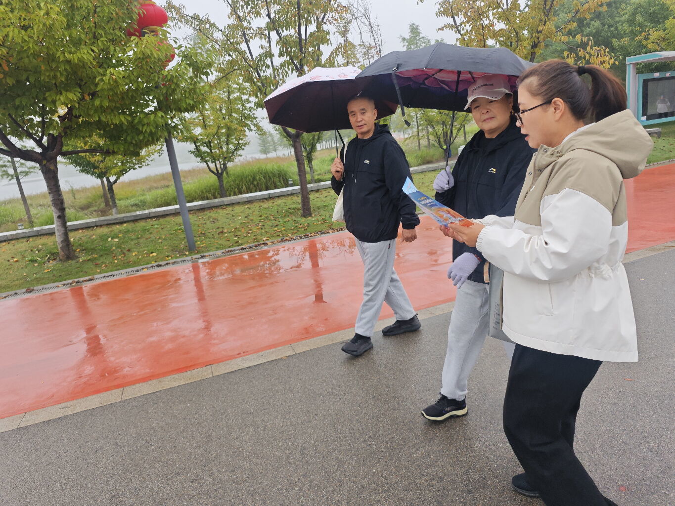 相伴银发 书写暖心篇章——广发银行济宁关帝庙金融街小微支行开展敬老月金融宣传活动