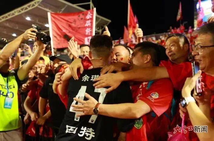 10月12日,宜春队赛后与球迷互动,球迷情绪激动。