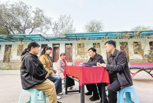 10月28日,邯郸市复兴区二六七二街道陶二社区“流动办公桌”前,街道干部与反映问题的群众认真交流。本报记者 陈正摄