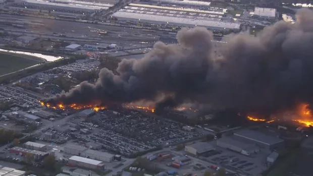 航拍画面显示了飞机坠毁后的景象