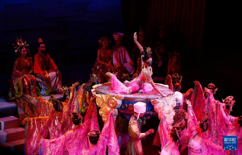 演员在英国首都伦敦孔雀剧院表演《丝路花雨》（2014年1月11日摄）　新华社记者　殷刚　摄