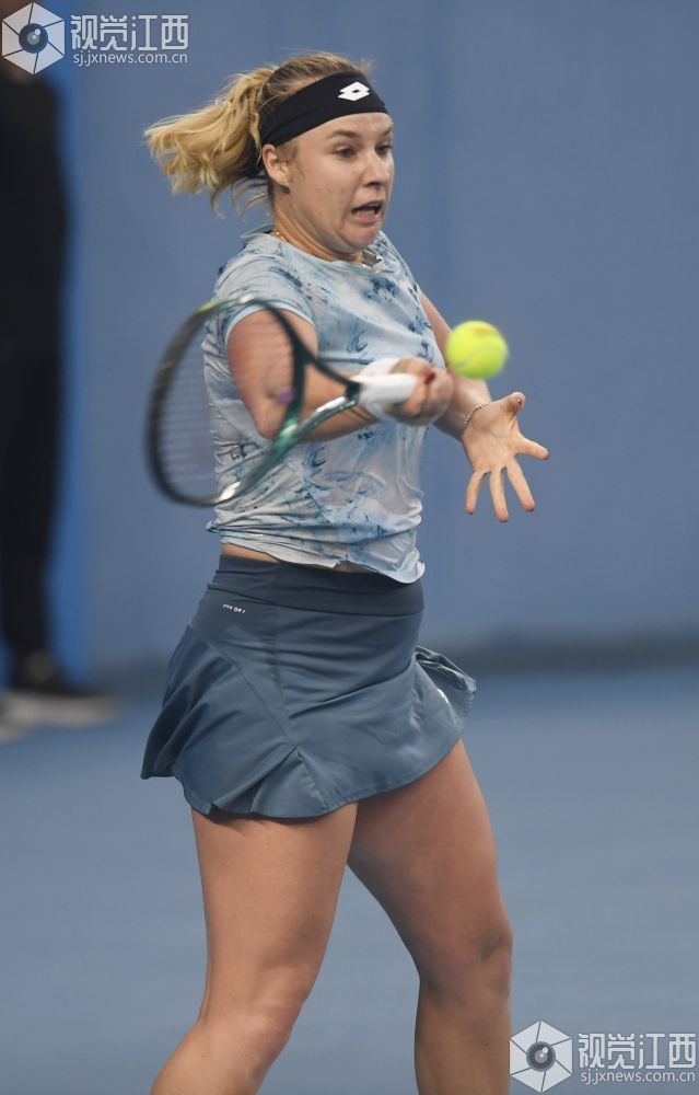 安娜&middot;布林科娃在比赛中发球。