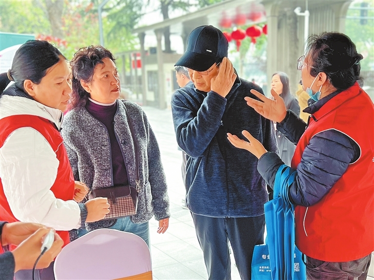 10月29日，在郑州市中原区举行的一场“养老服务消费季”活动上，市民在体验助听器类产品。记者 赵大明 摄