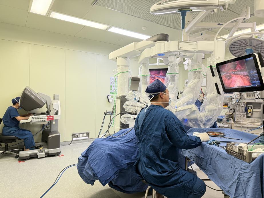 李俊生主任医师采用手术机器人为患者手术