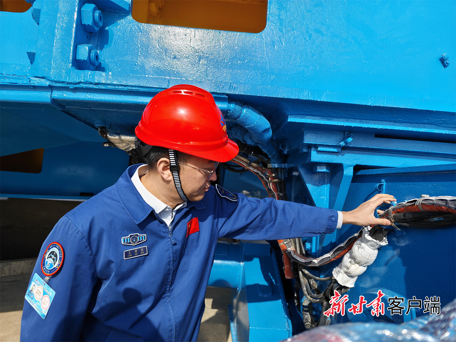 火箭发射前，发射场工作人员正在检查活动平台射前防护情况。（新甘肃&middot;甘肃日报记者　吴涵）