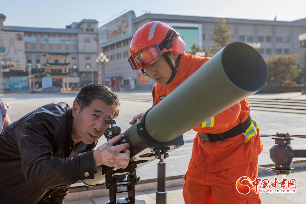 驻地群众正在查看远程灭火装备