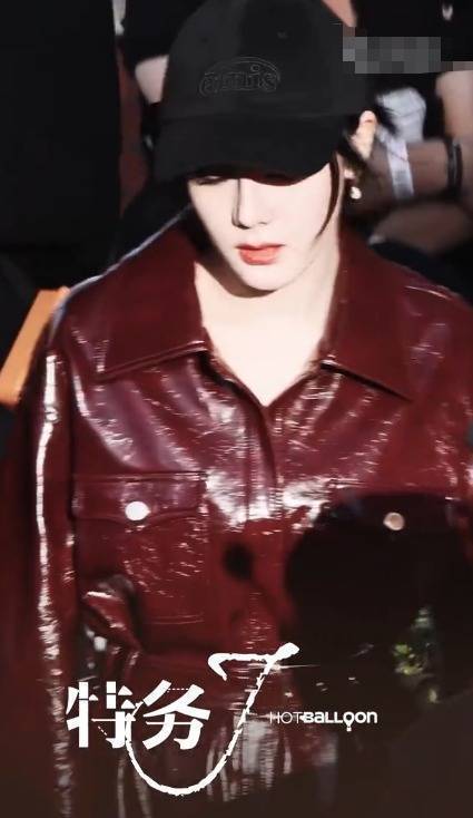 搜狐娱乐讯 近日，一组热拍摄电视剧的花絮照曝光，她身穿红色皮衣，气场拉满。