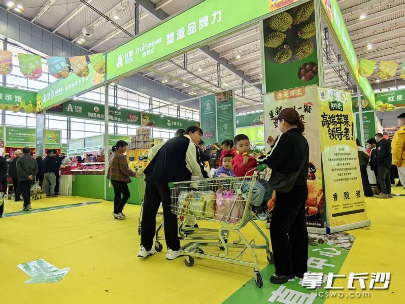 第二十六届中国中部（湖南）农业博览会开展首日人气很旺。   均为长沙晚报全媒体记者彭放摄