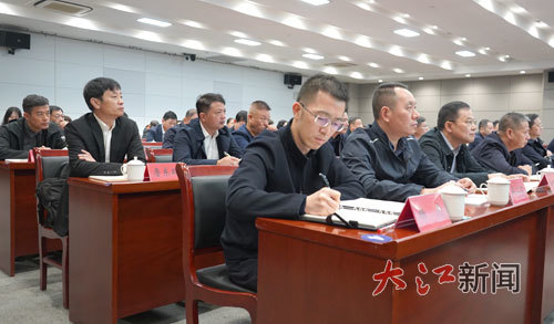 11月13日上午,学习贯彻党的二十届四中全会精神省委宣讲团报告会在鹰潭市举行。 胡齐摄