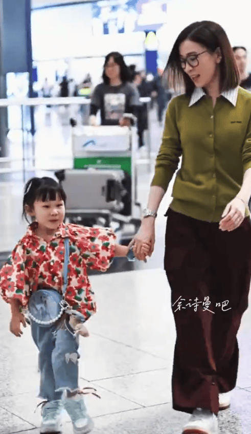 机场偶遇佘诗曼！主动帮粉丝照看孩子 单手牵娃温柔亲切