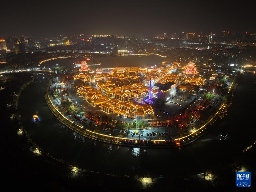京杭大运河沧州段夜色（11月11日摄，无人机照片）。