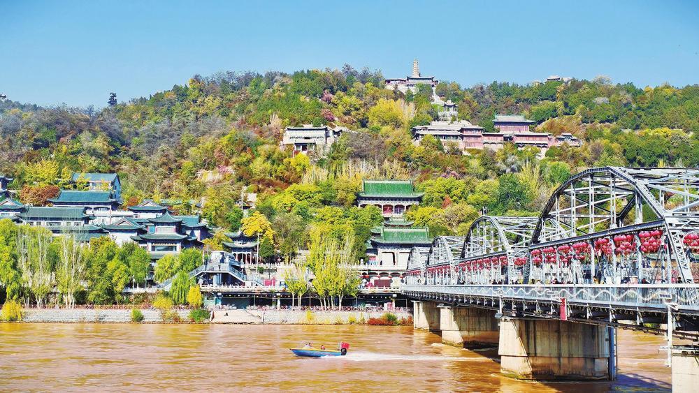 11月13日，随着冬天的脚步悄然而至，黄河兰州段北岸的白塔山迎来别样景致。山间植被色彩斑斓，如天然调色盘，与古朴建筑交相辉映。