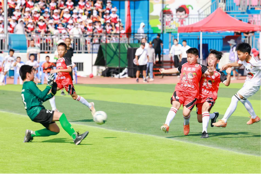 江西省萍乡市安源区“辣红安源 星火校超”足球联赛比赛现场。安源区委宣传部供图