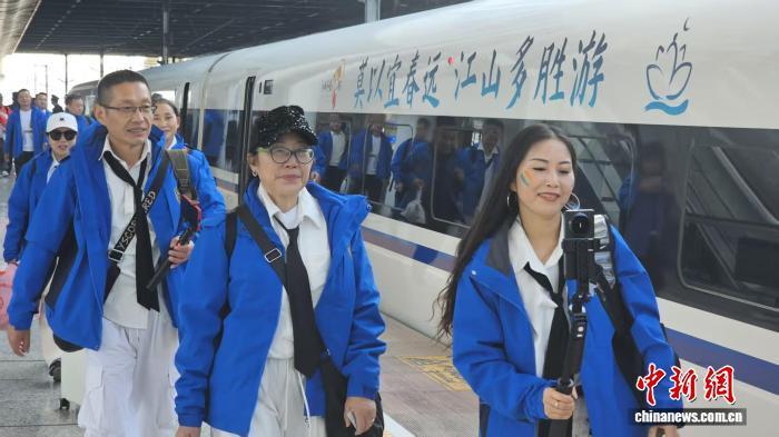 图为11月15日,江西庐山站,球迷正在有序进站乘车。刘述鹏 摄