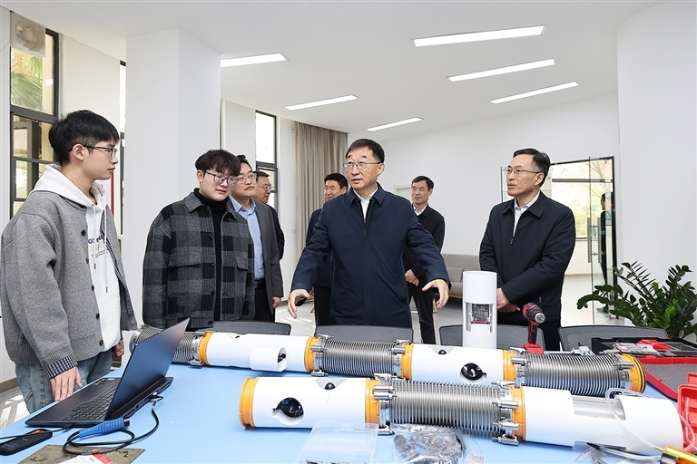 11月12日，省委书记刘宁到郑州大学宣讲党的二十届四中全会精神，并深入部分学院、研究机构等调研。记者 董亮 蔡迅翔 摄