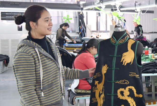 从“国潮热”到“国际范”！睢宁“现代绣娘”织就时代答卷