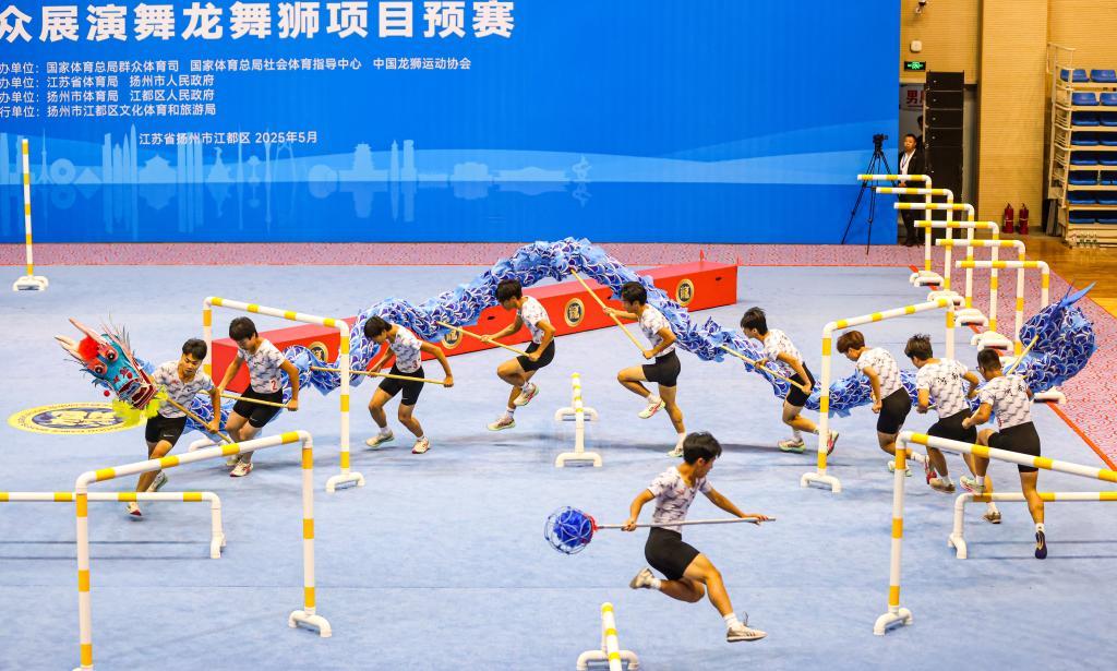 5月24日，江西隊在舞龍障礙預賽中。當日，中華人民共和國第十五屆運動會群眾展演舞龍舞獅項目預賽在江蘇省揚州市江都區開賽。新華社發（任飛攝）