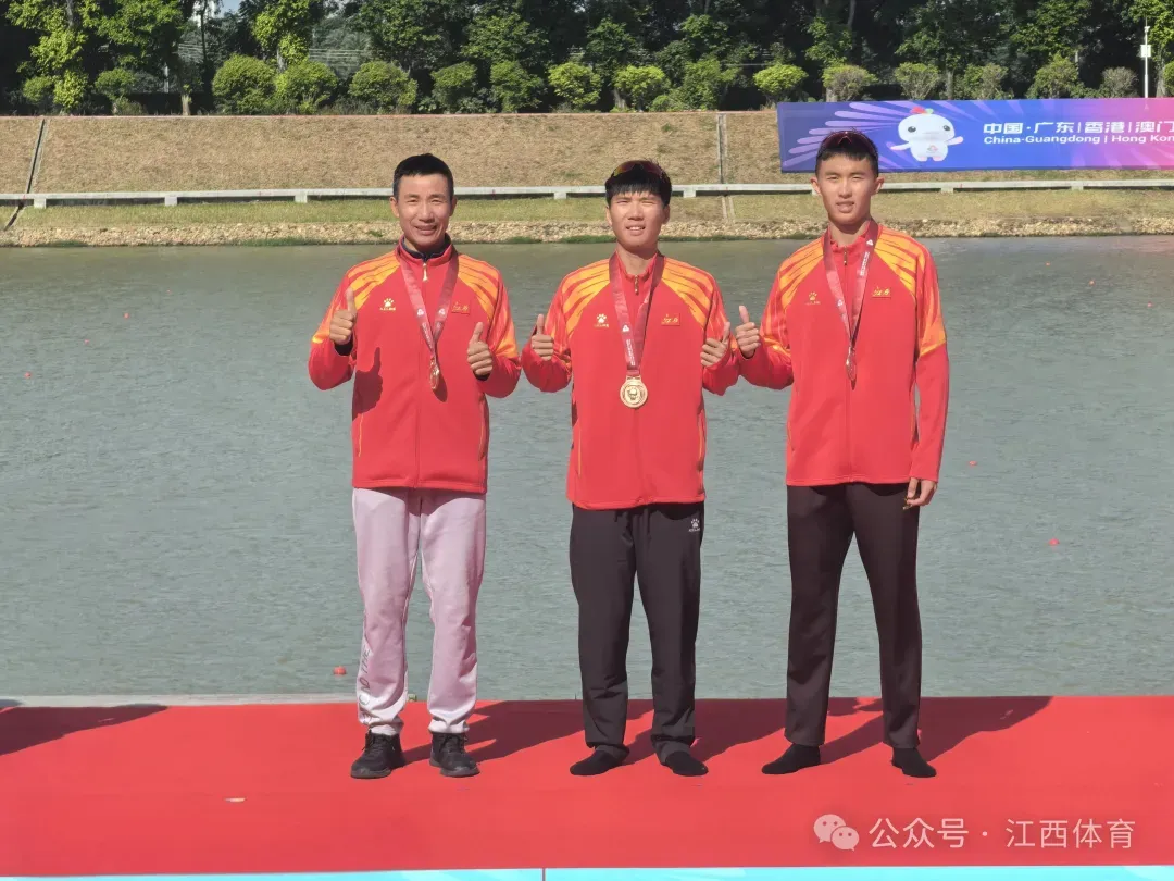 (左:男子赛艇队主教练朱智福,中:姚子康,右:唐海棋)